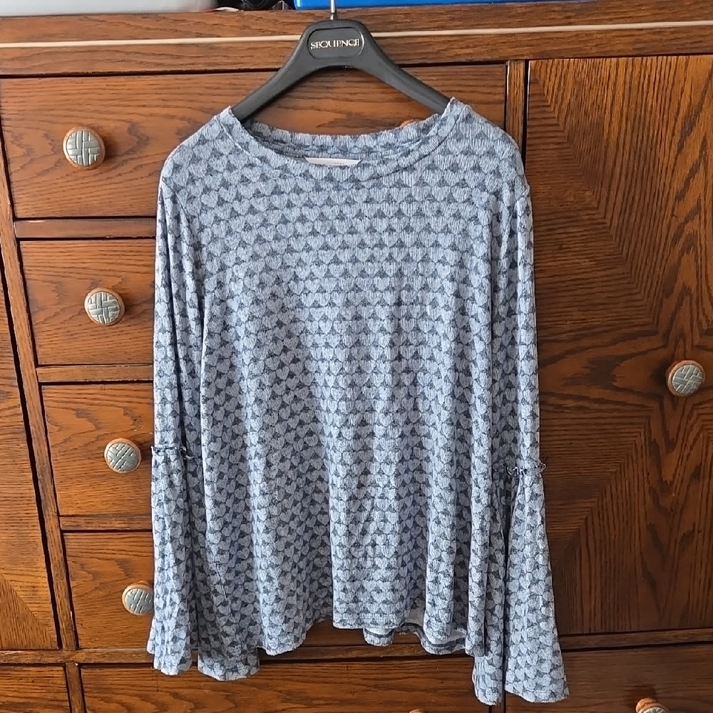 LAUREN CONRAD bell sleeve top. SZ XL